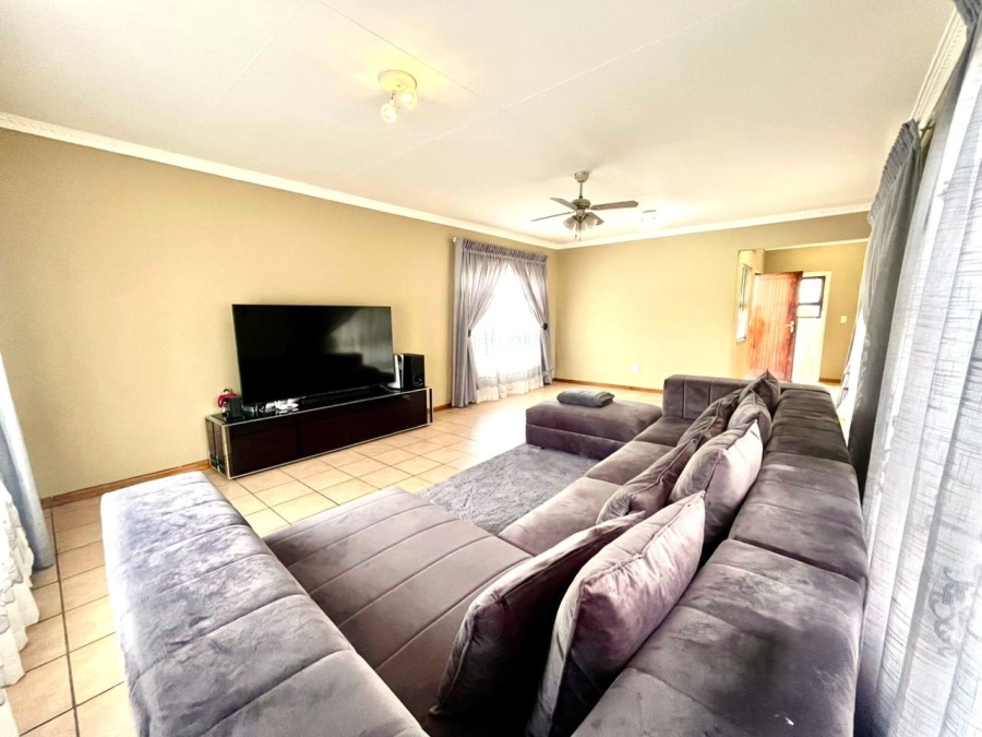 To Let 4 Bedroom Property for Rent in Cashan North West